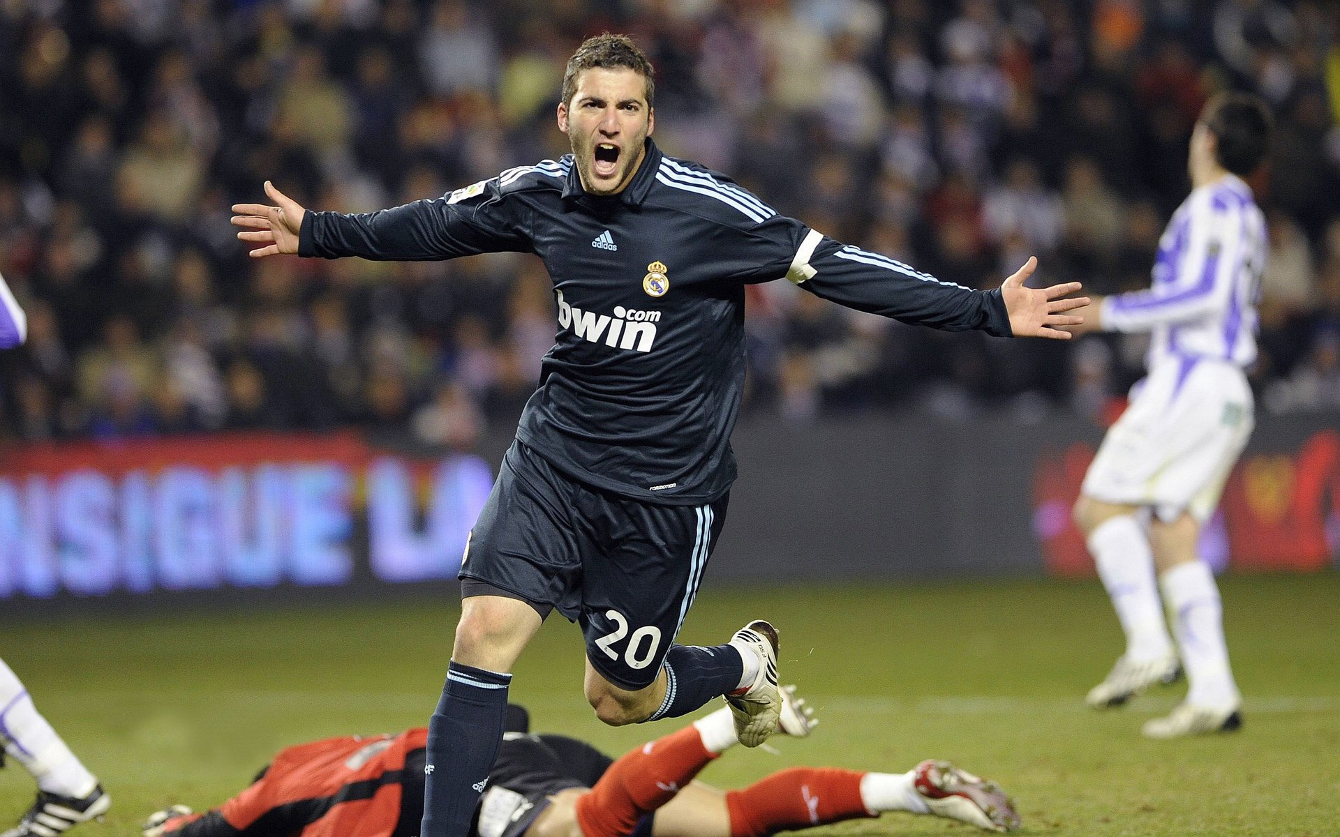 当F1引擎在阿布扎比咆哮，皇马正在里约热播，体育殖民主义与民族自尊的全球博弈